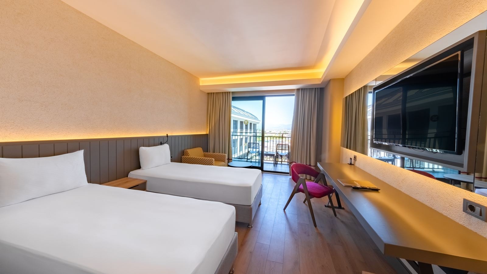 rooms-standard-room-pool-view