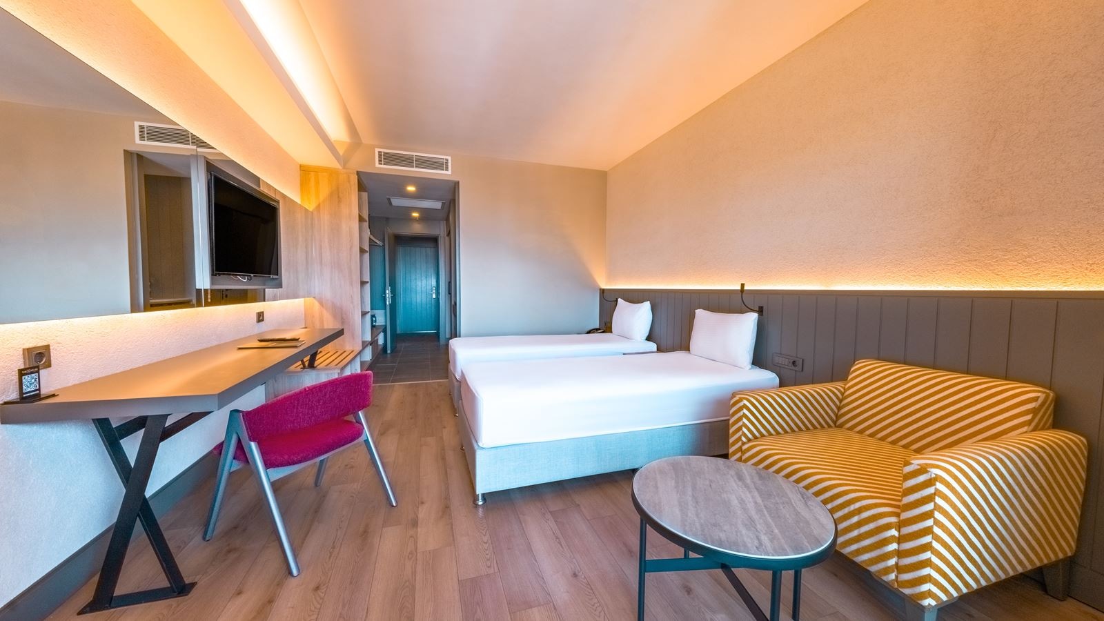 rooms-standard-room-pool-view