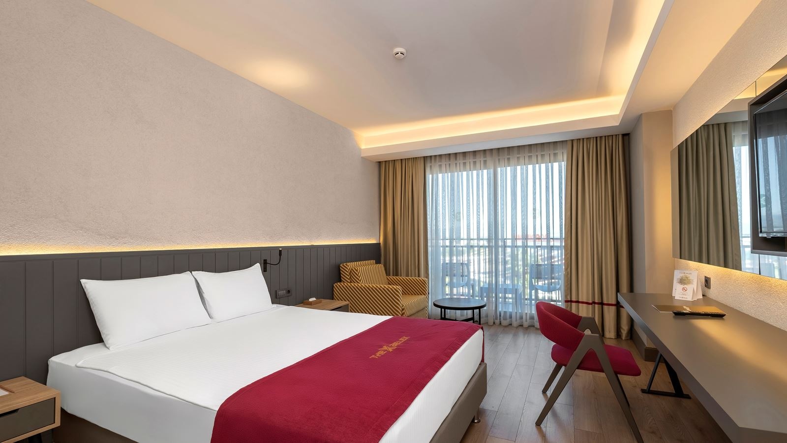 rooms-standard-room-pool-view