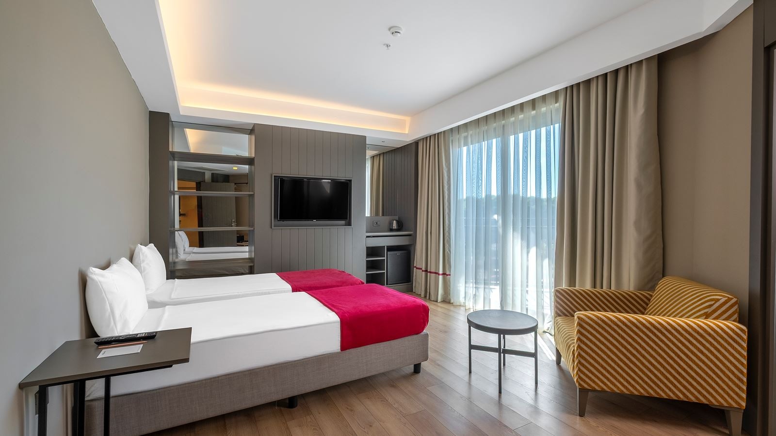 rooms-family-room-with-connection-door