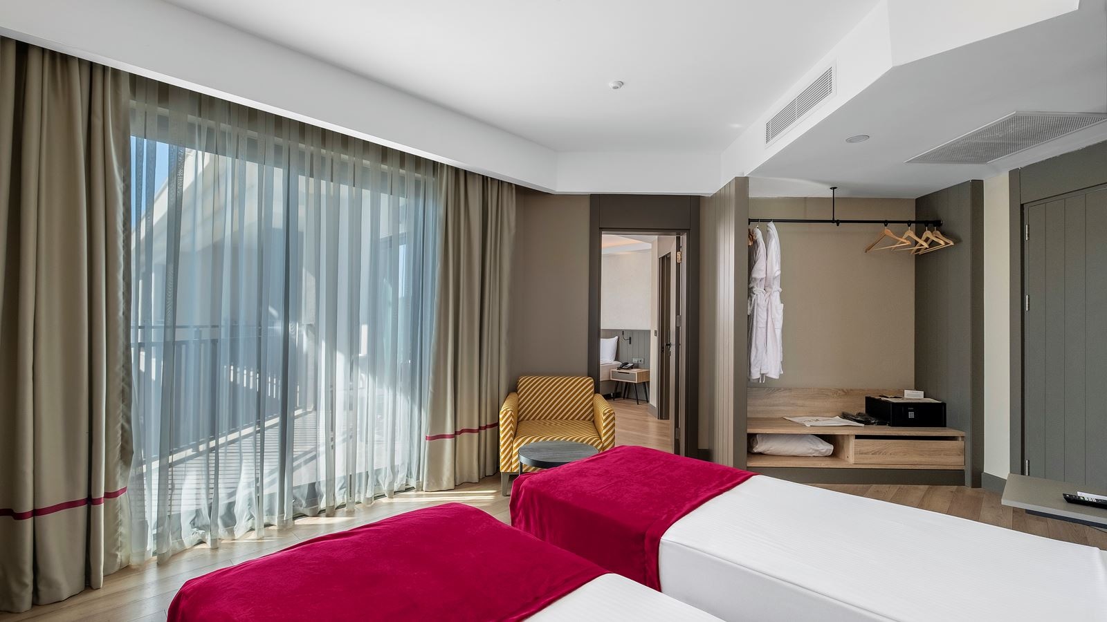 rooms-family-room-with-connection-door