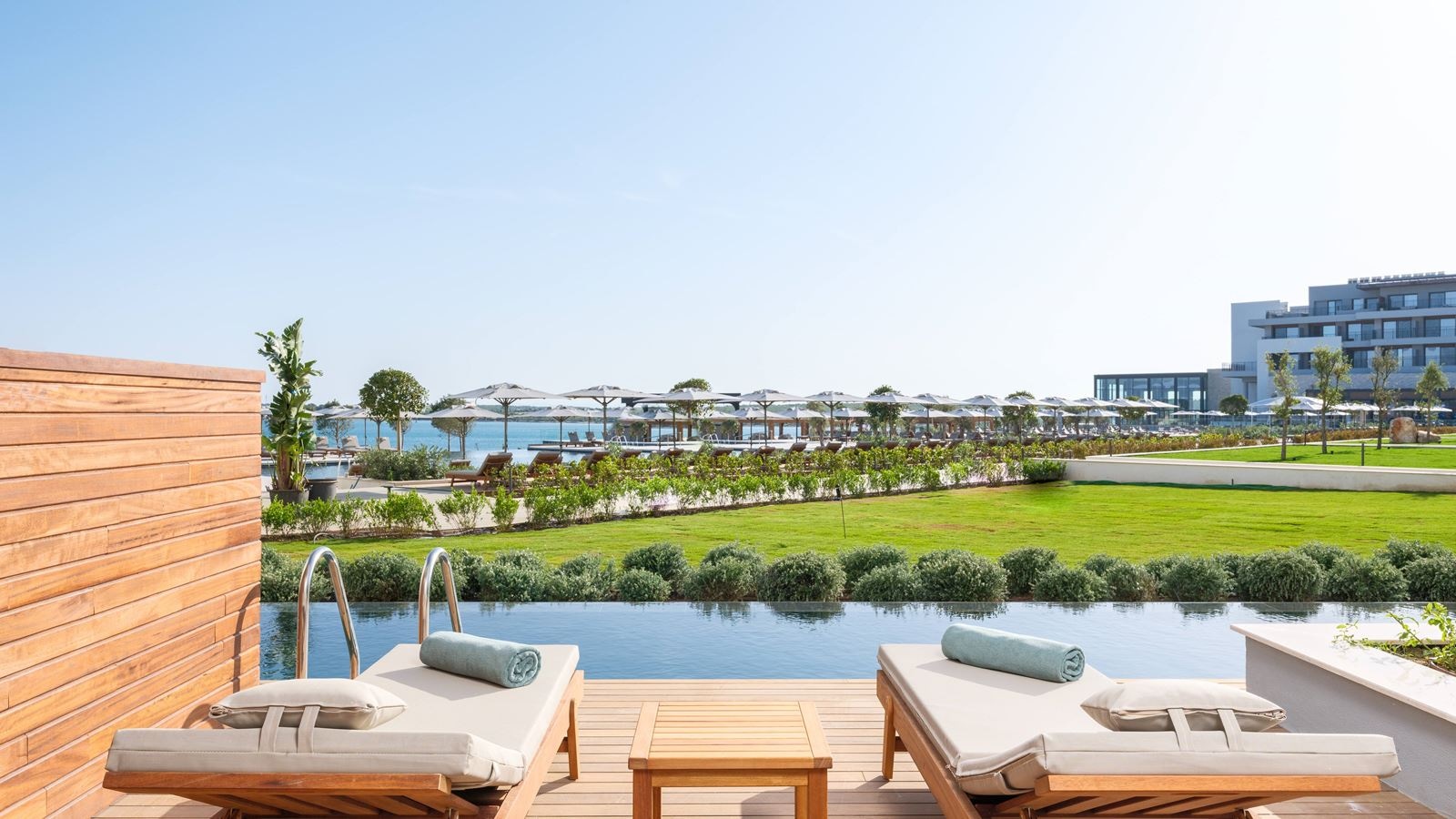 rooms-deluxe-swimup-room-sea-view--community-zone-