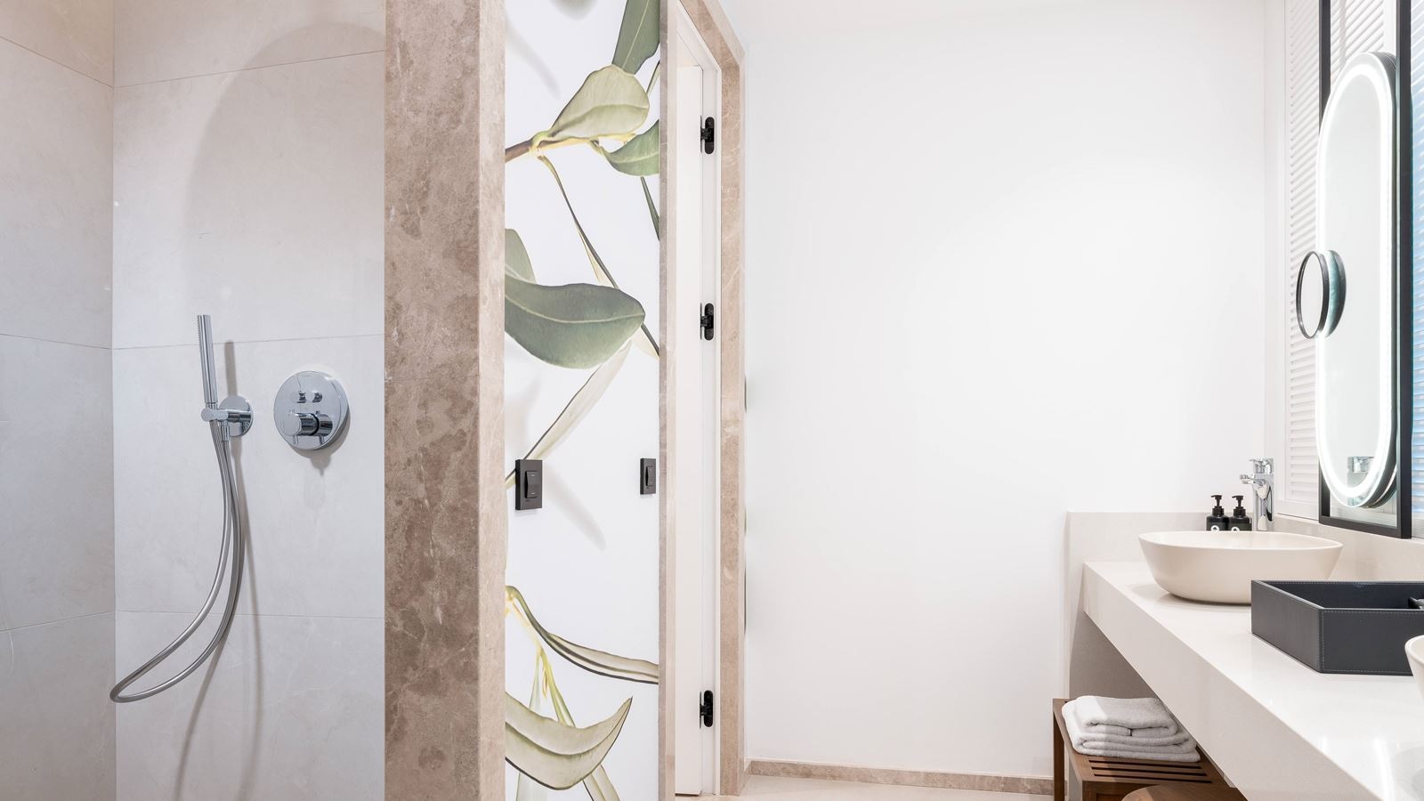 rooms-deluxe-double-4-swimup-room-sea-view--community-zone-