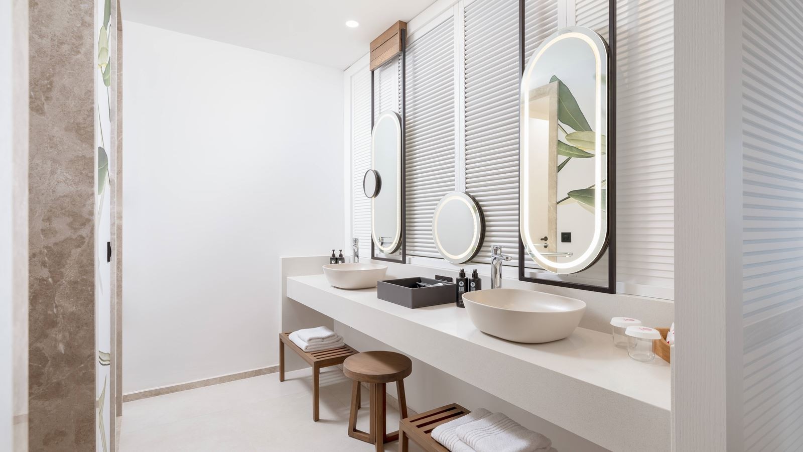 rooms-deluxe-double-4-swimup-room-sea-view--community-zone-