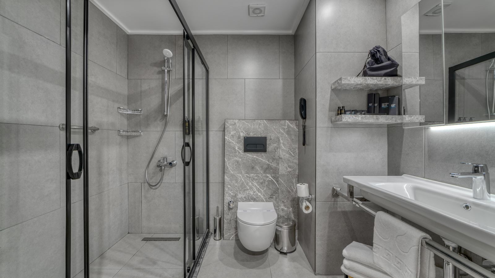 rooms-family-room-land-view