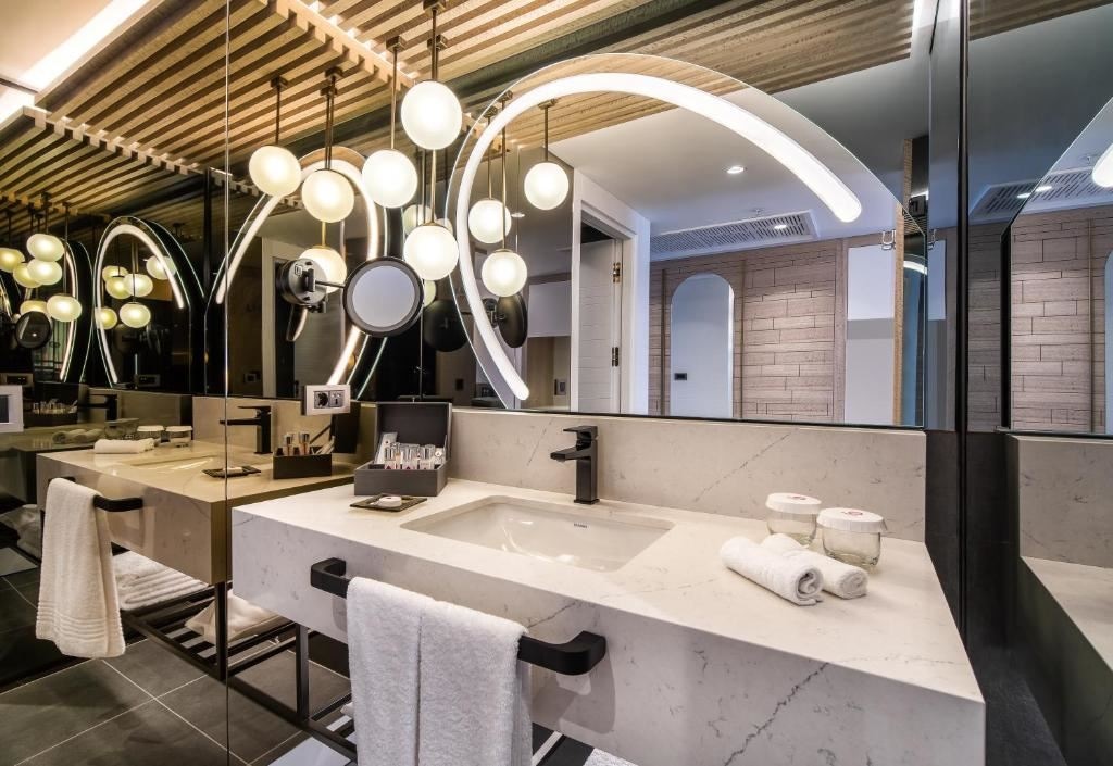 rooms-deluxe-room-side-sea-view-and-pool-view