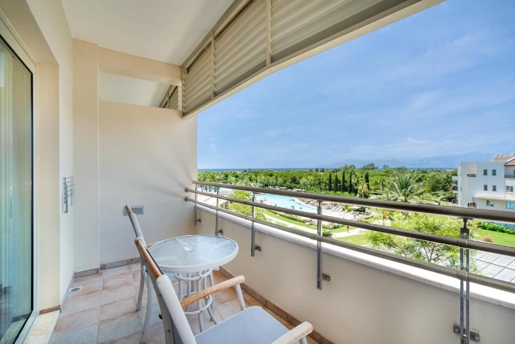 rooms-deluxe-room-side-sea-view-and-pool-view