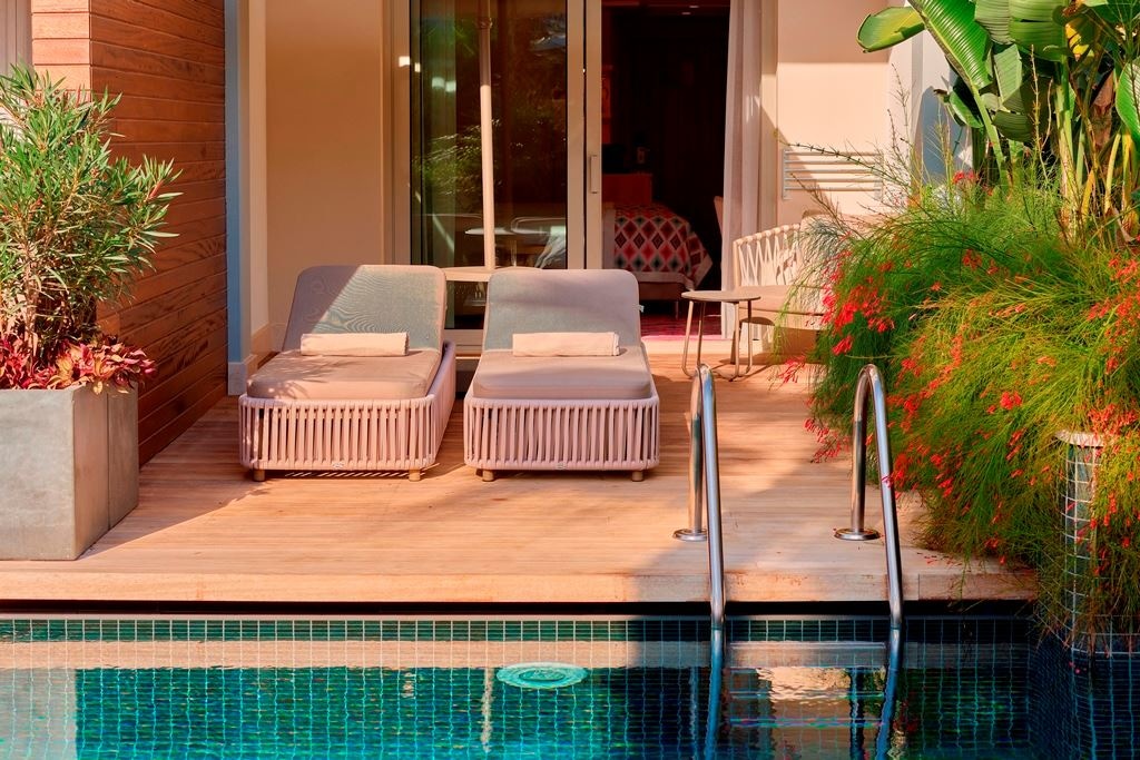 rooms-deluxe-lagoon-room-swimup