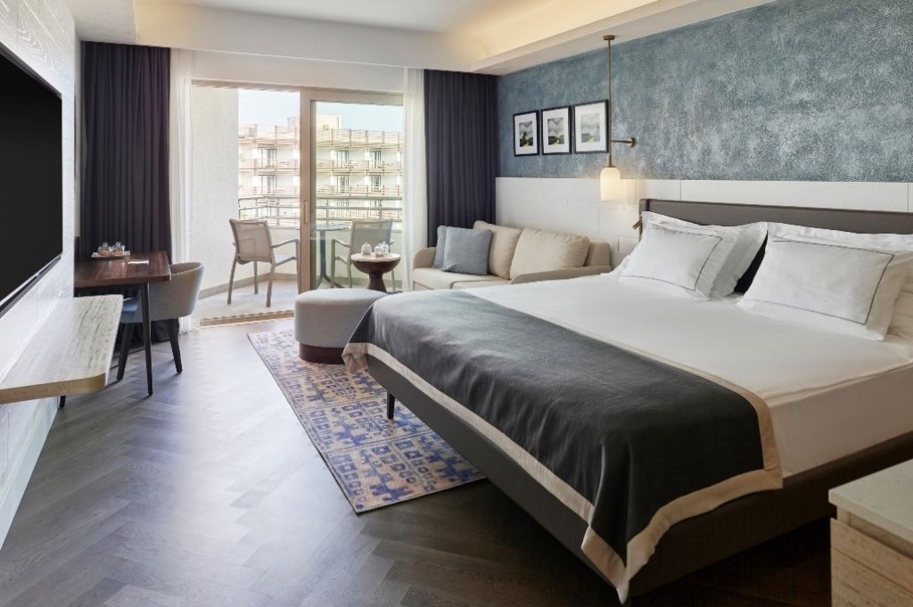 rooms-deluxe-room-side-sea-view