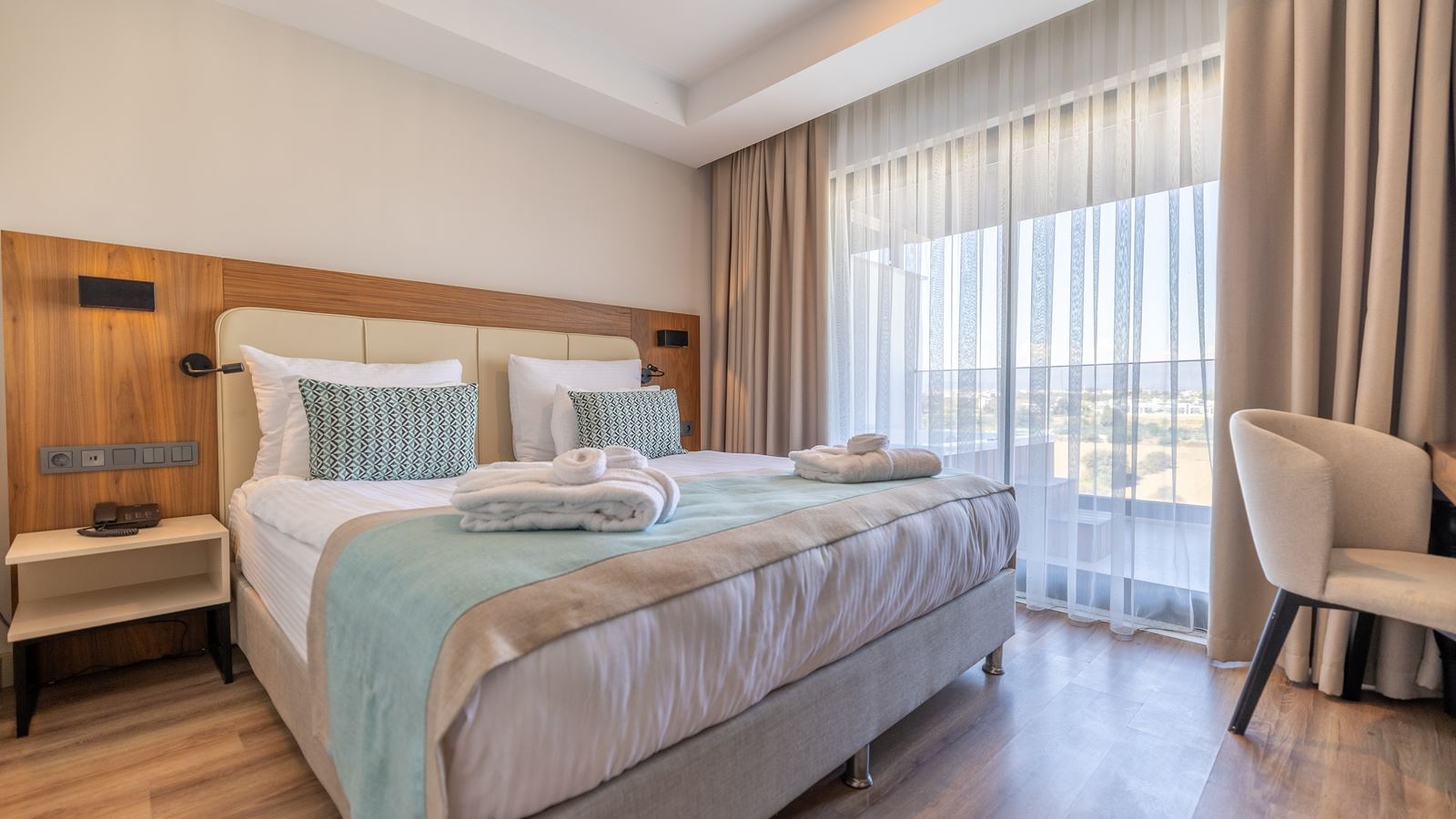 rooms-standart-room-pool-side-with-jacuzzi