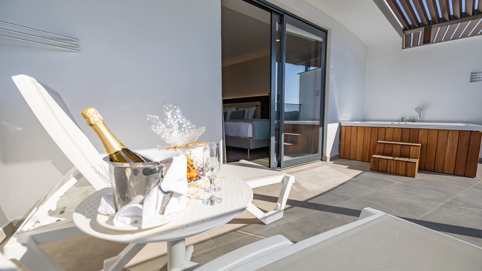 rooms-standart-room-pool-side-with-jacuzzi