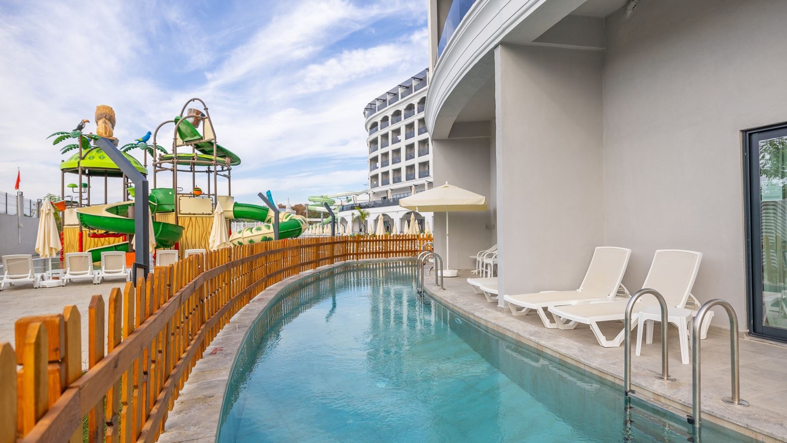 rooms-swimup-room-with-pool-view