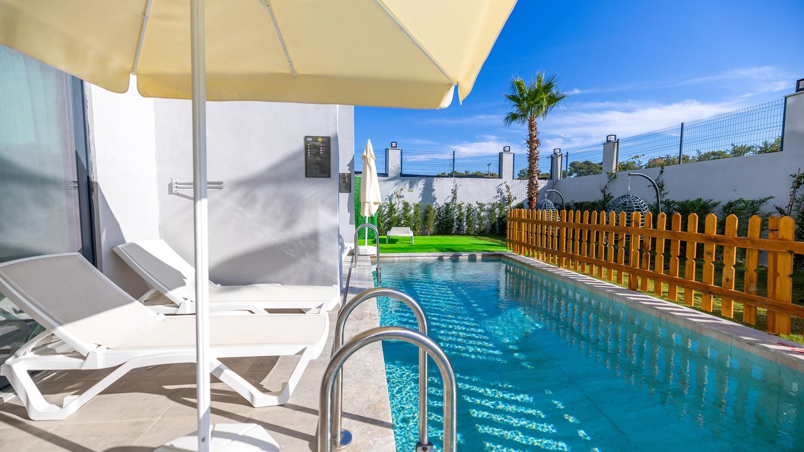 rooms-swimup-room-with-pool-view