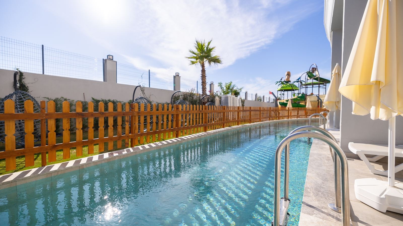 rooms-swimup-room-with-pool-view