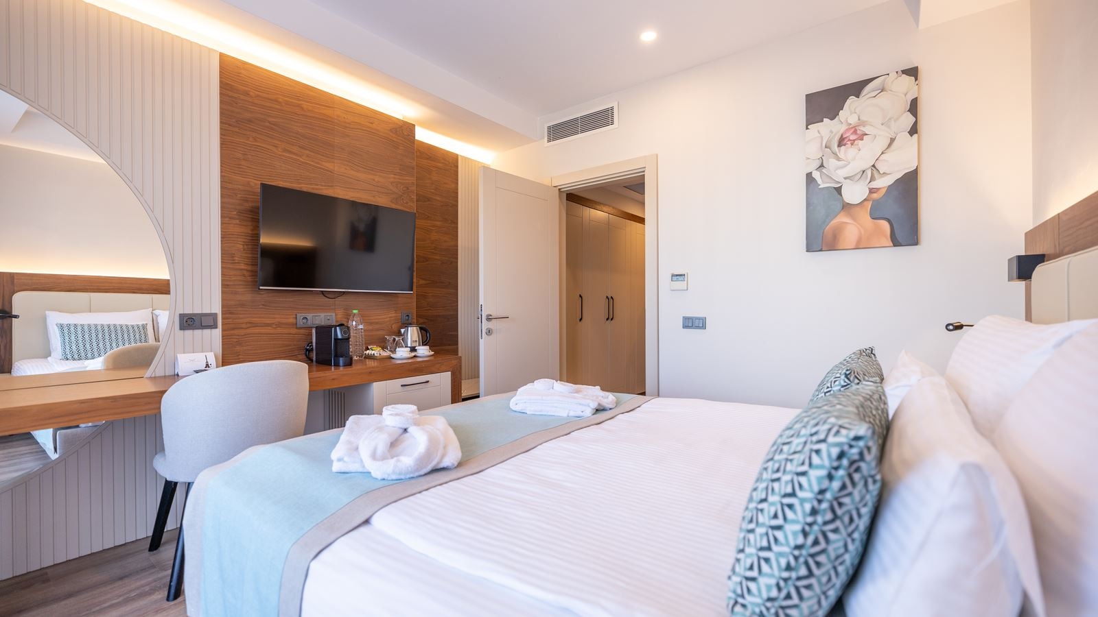 rooms-family-room-land-view-with-jacuzzi