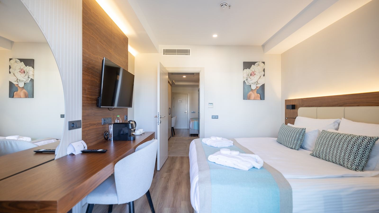 rooms-family-room-land-view-with-jacuzzi