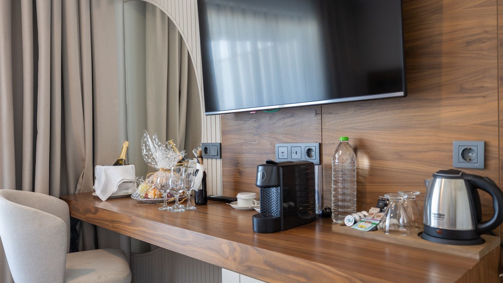 rooms-family-room-land-view-with-jacuzzi