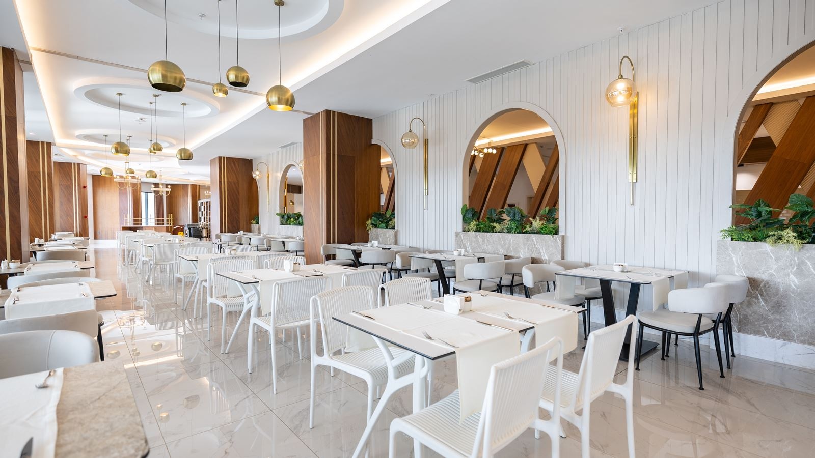 restaurants-moon-main-restaurant