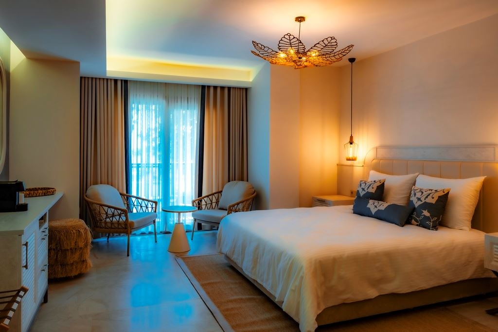 rooms-deluxe-room-partial-sea--pool-view