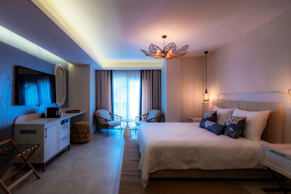 rooms-deluxe-room-partial-sea--pool-view