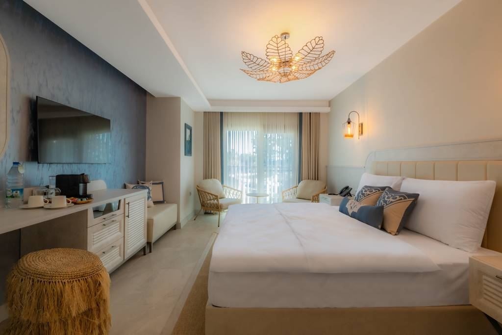 rooms-deluxe-room-partial-sea--pool-view