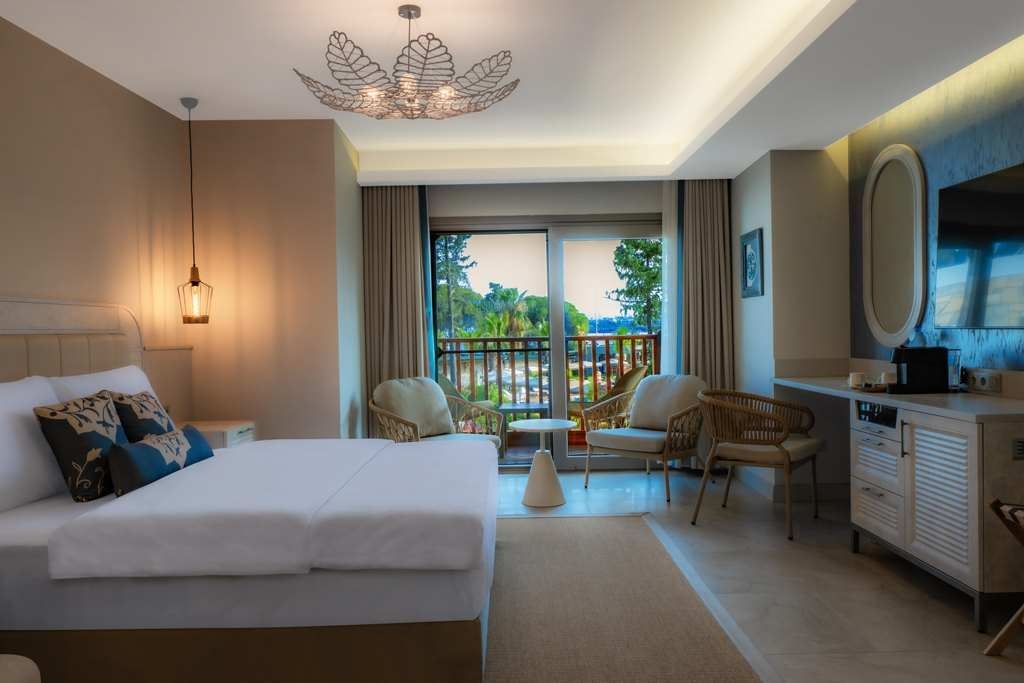 rooms-deluxe-room-partial-sea--pool-view