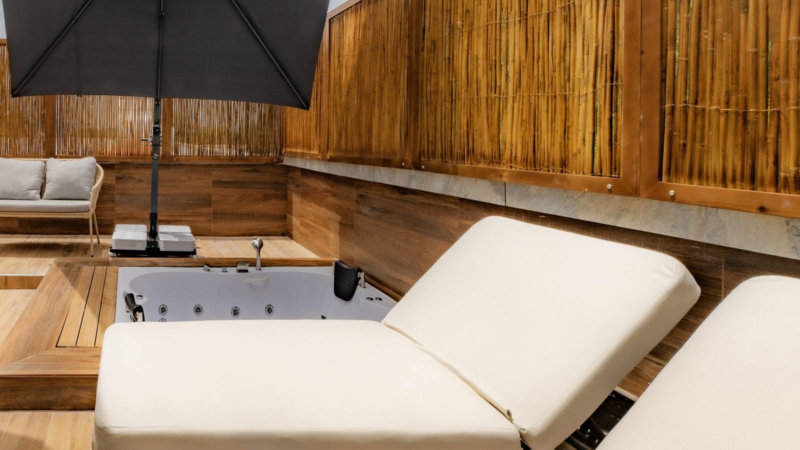 rooms-junior-suite-private-terrace-with-jacuzzi