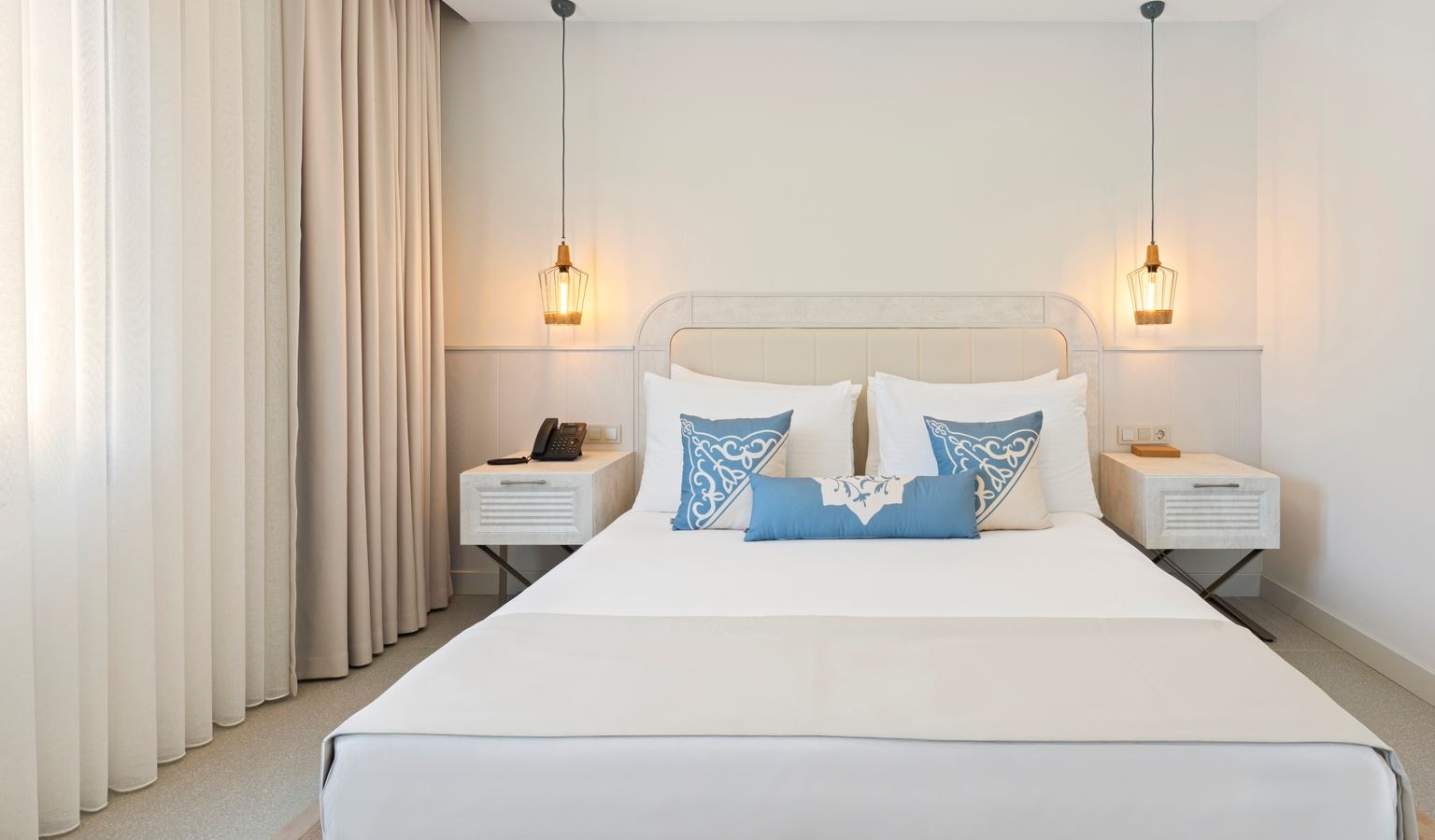 rooms-deluxe-room-land-view