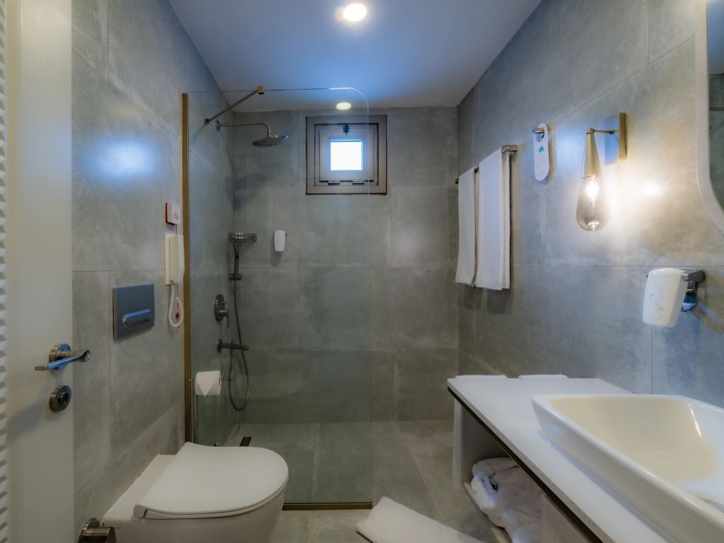 rooms-deluxe-room-land-view