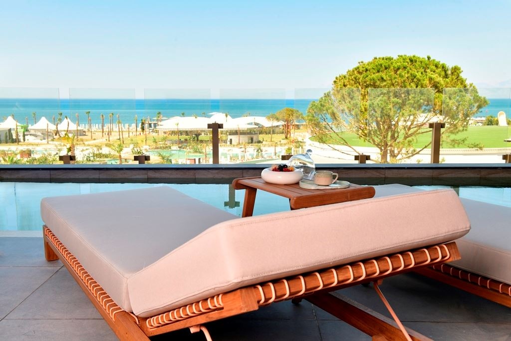 rooms-superior-jacuzzi-swim-up-sea-view