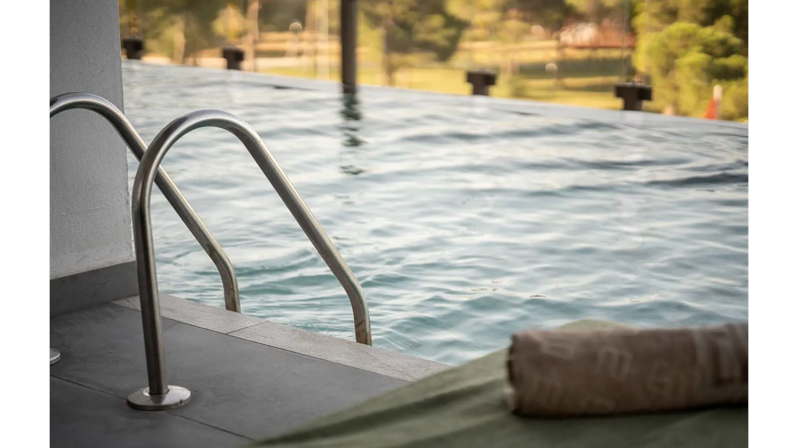 rooms-superior-jacuzzi-swim-up-sea-view