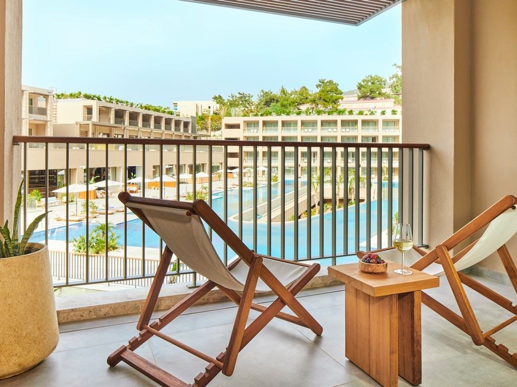 rooms-general-admission-with-pool-view