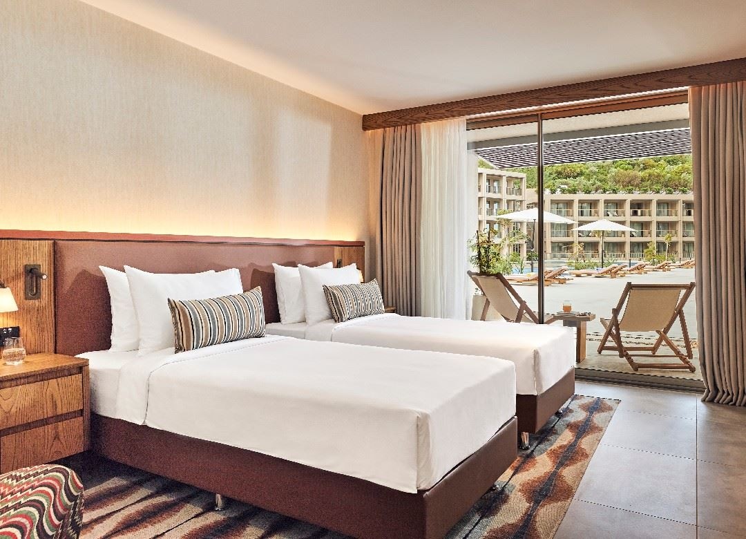 rooms-all-access-with-pool-view