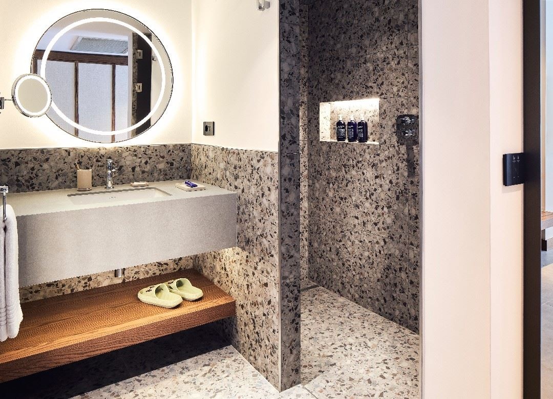 rooms-platinum-swim-up-king-with-pool-view