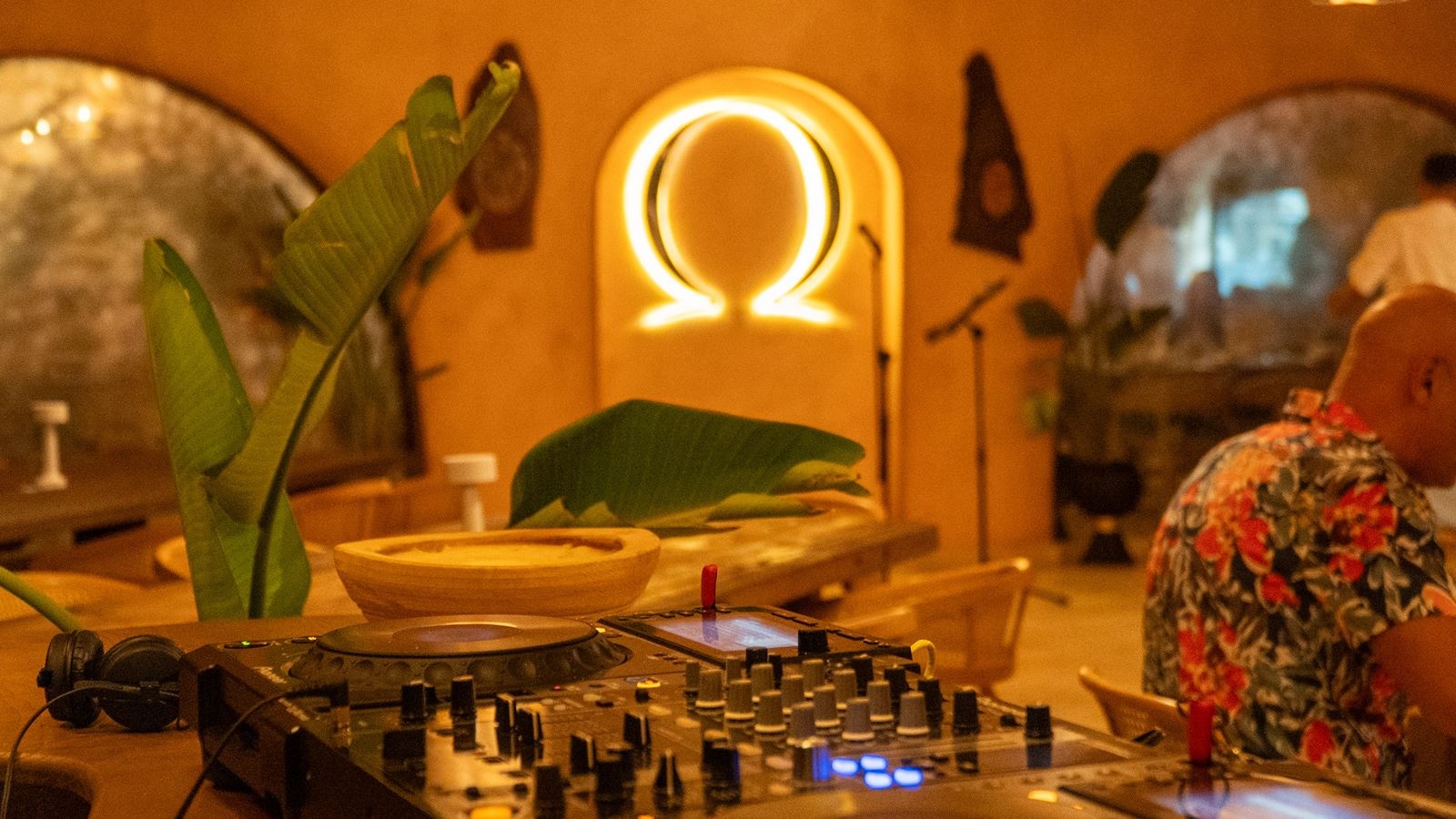 bars-iconic-beach-bar--restaurant