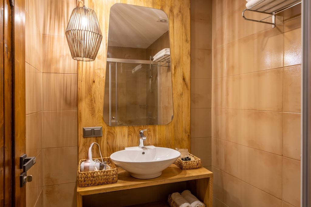 rooms-deluxe-room-with-balcony