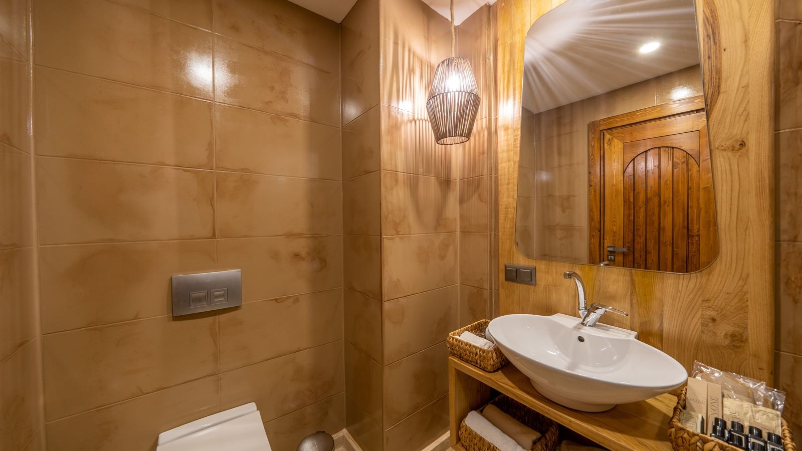 rooms-deluxe-room-with-partial-sea-view