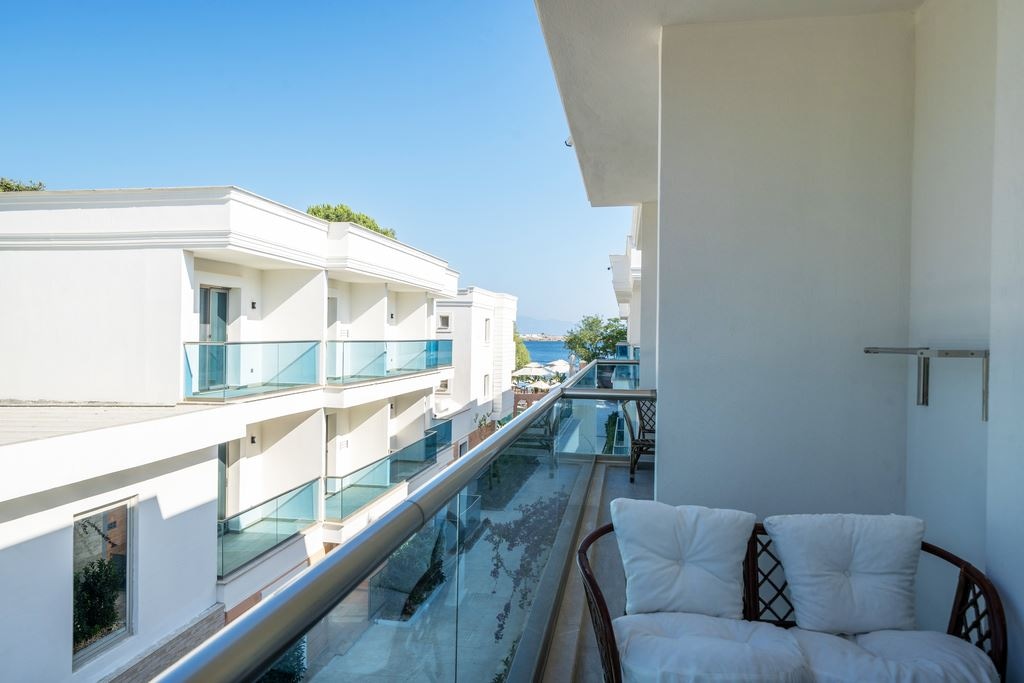 rooms-deluxe-room-with-partial-sea-view