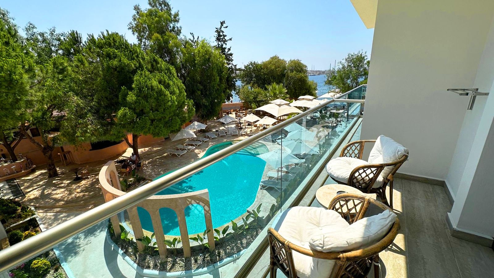 rooms-deluxe-room-with-sea-view