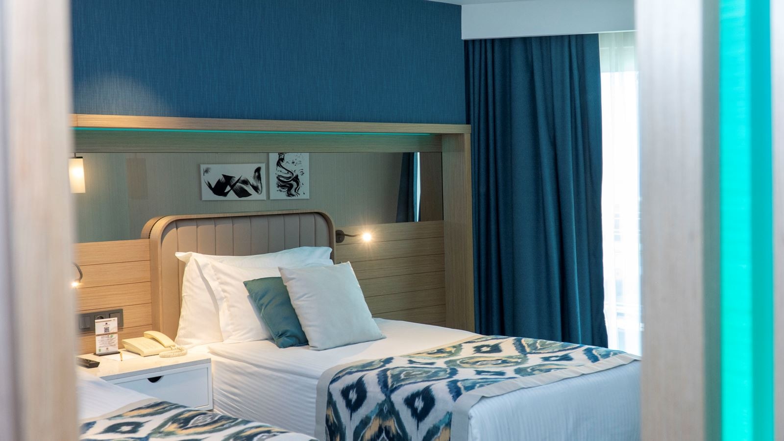 rooms-superior-standard-room-sea-view-with-balcony