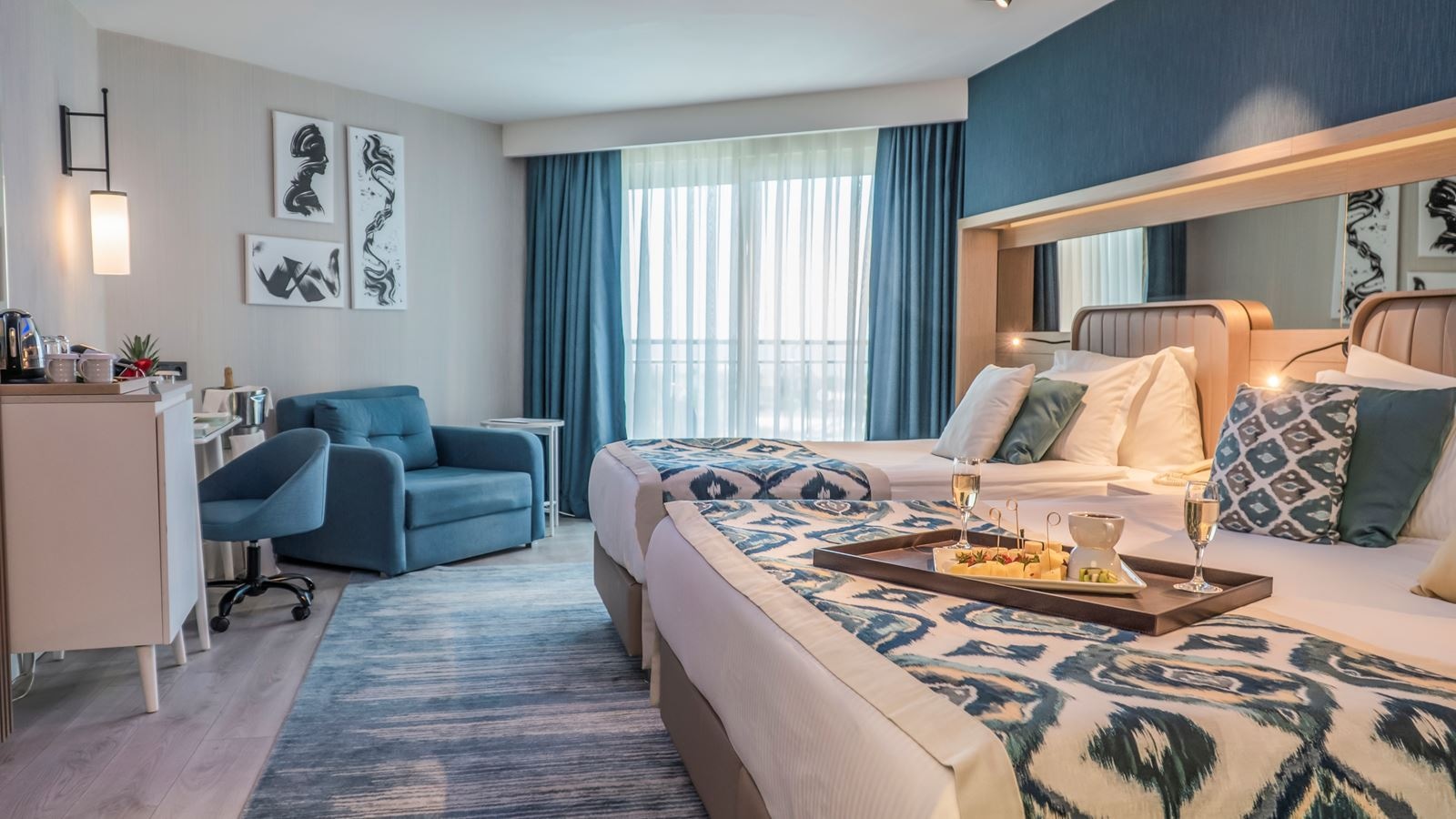 rooms-superior-standard-room-sea-view-with-balcony