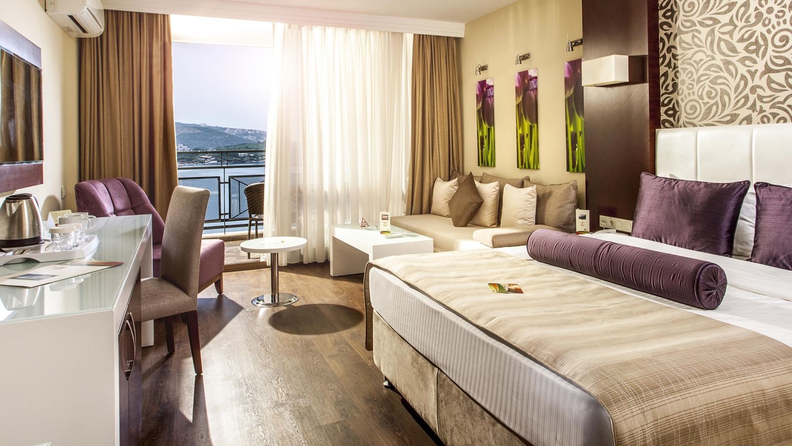 rooms-deluxe-room-lake-view
