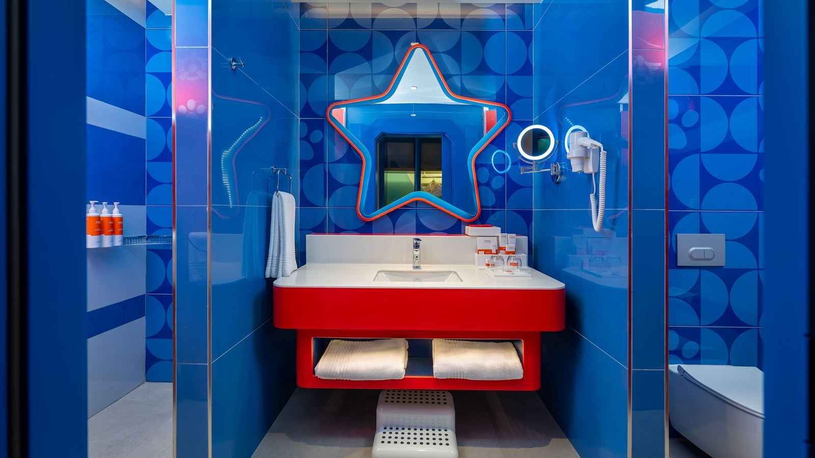 rooms-themed-deluxe-room