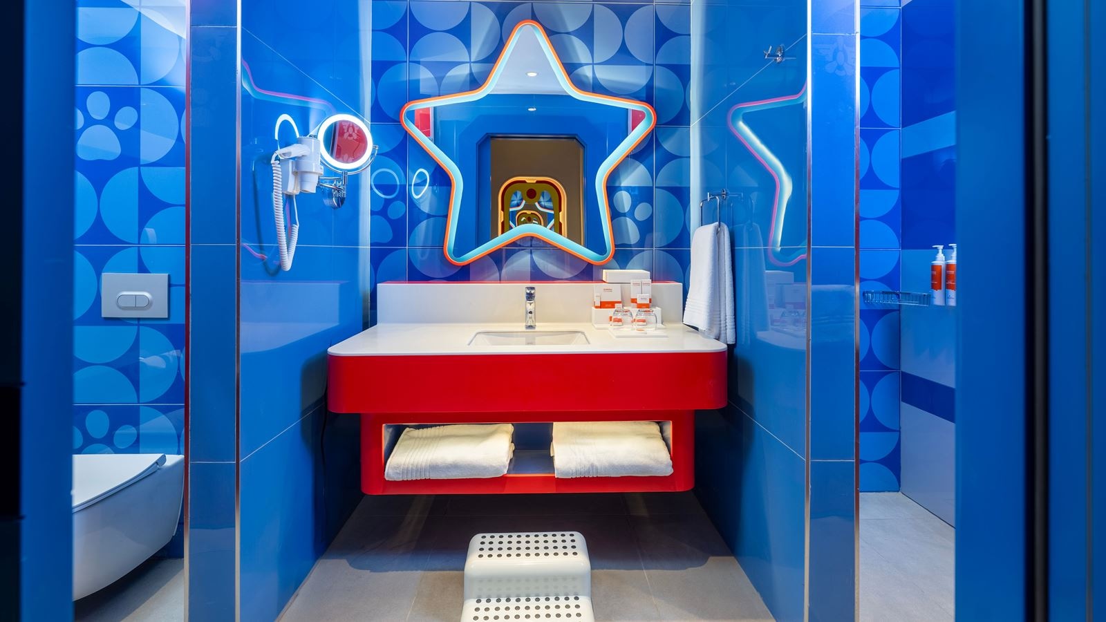 rooms-themed-deluxe-room-connection