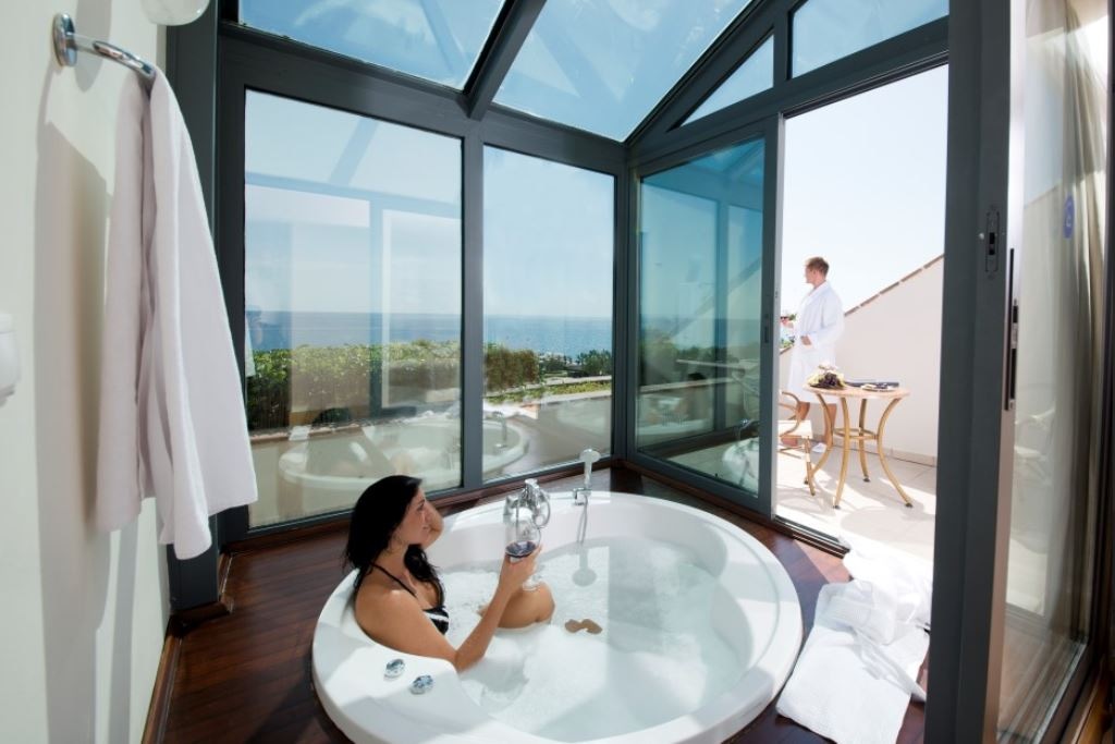 rooms-jacuzzi-suite-room