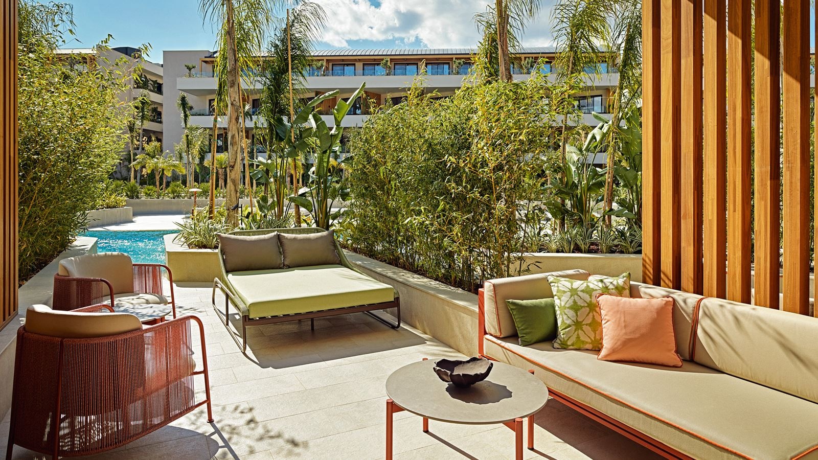 rooms-club-deluxe-swim-up-adult-zone