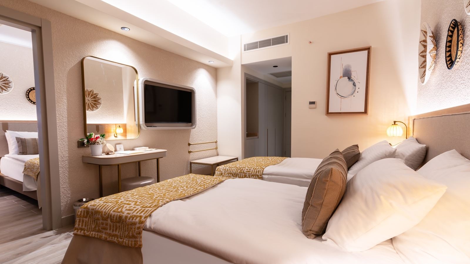 rooms-deluxe-family-room