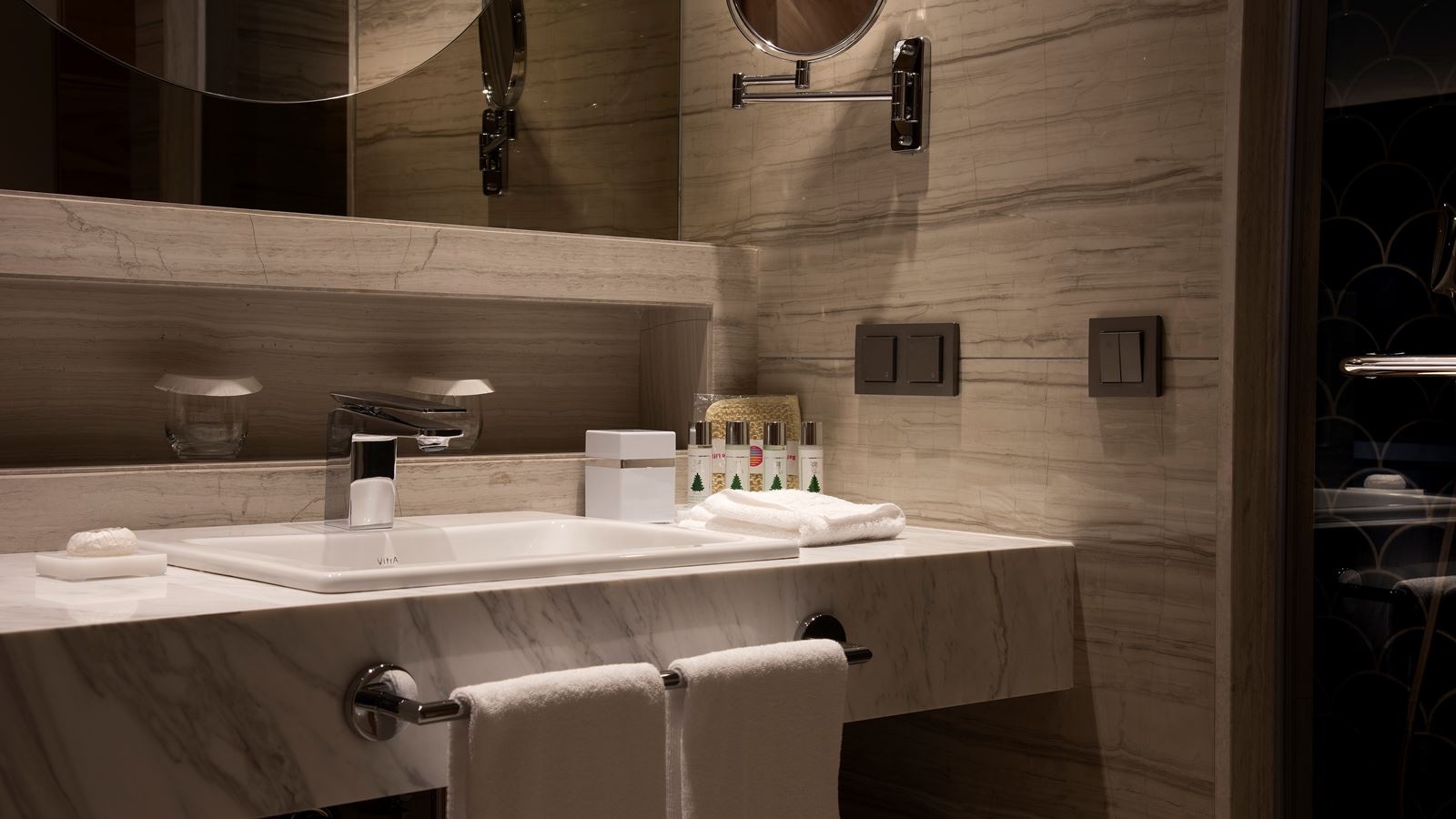 rooms-family-room-side-sea-view