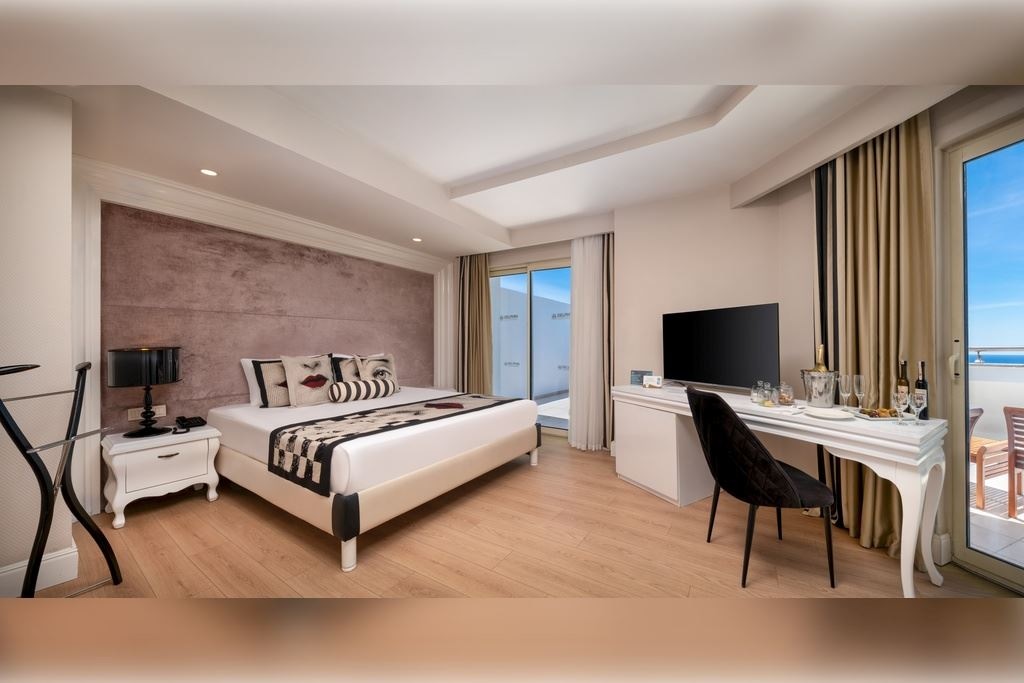 rooms-deluxe-family-room