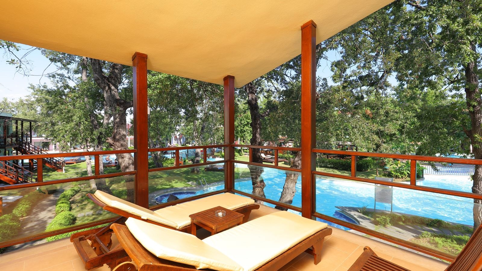 rooms-villalake-standard-room-pool-view